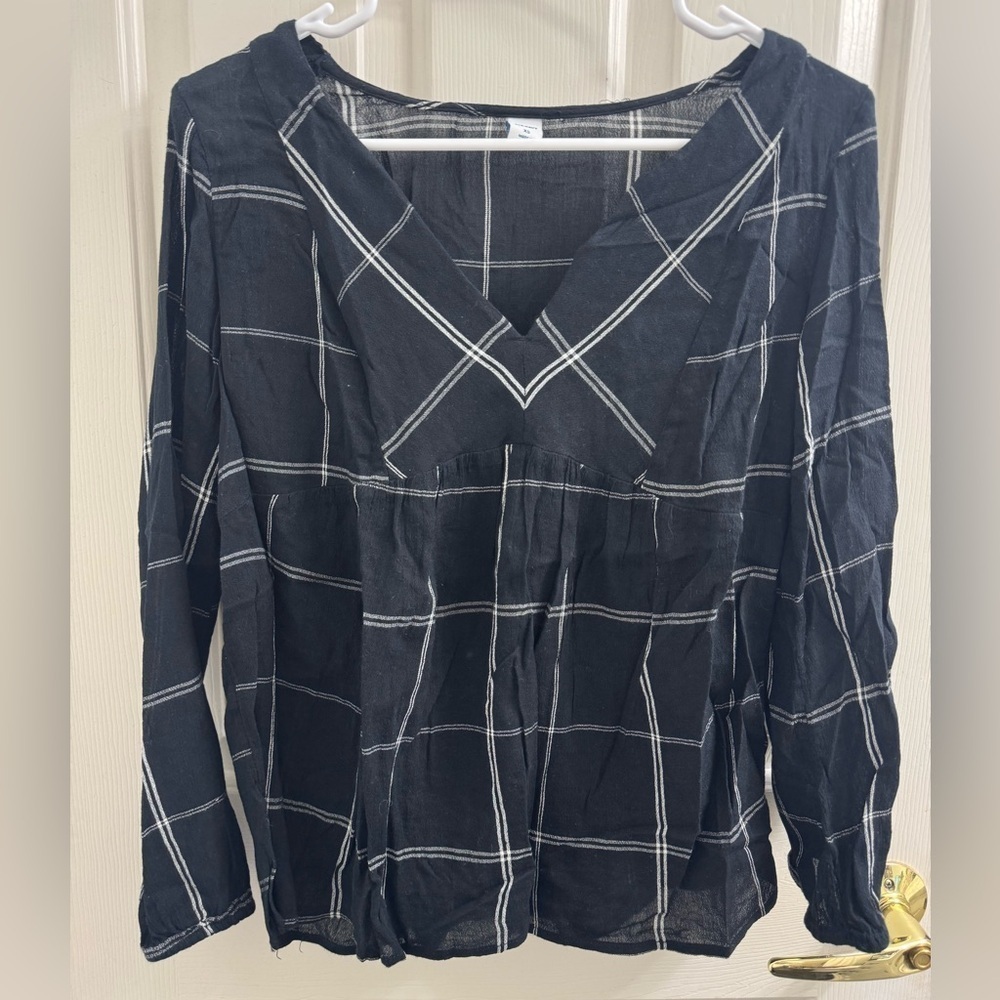 Old Navy Black and White Checkered Women's v neck flowy Top